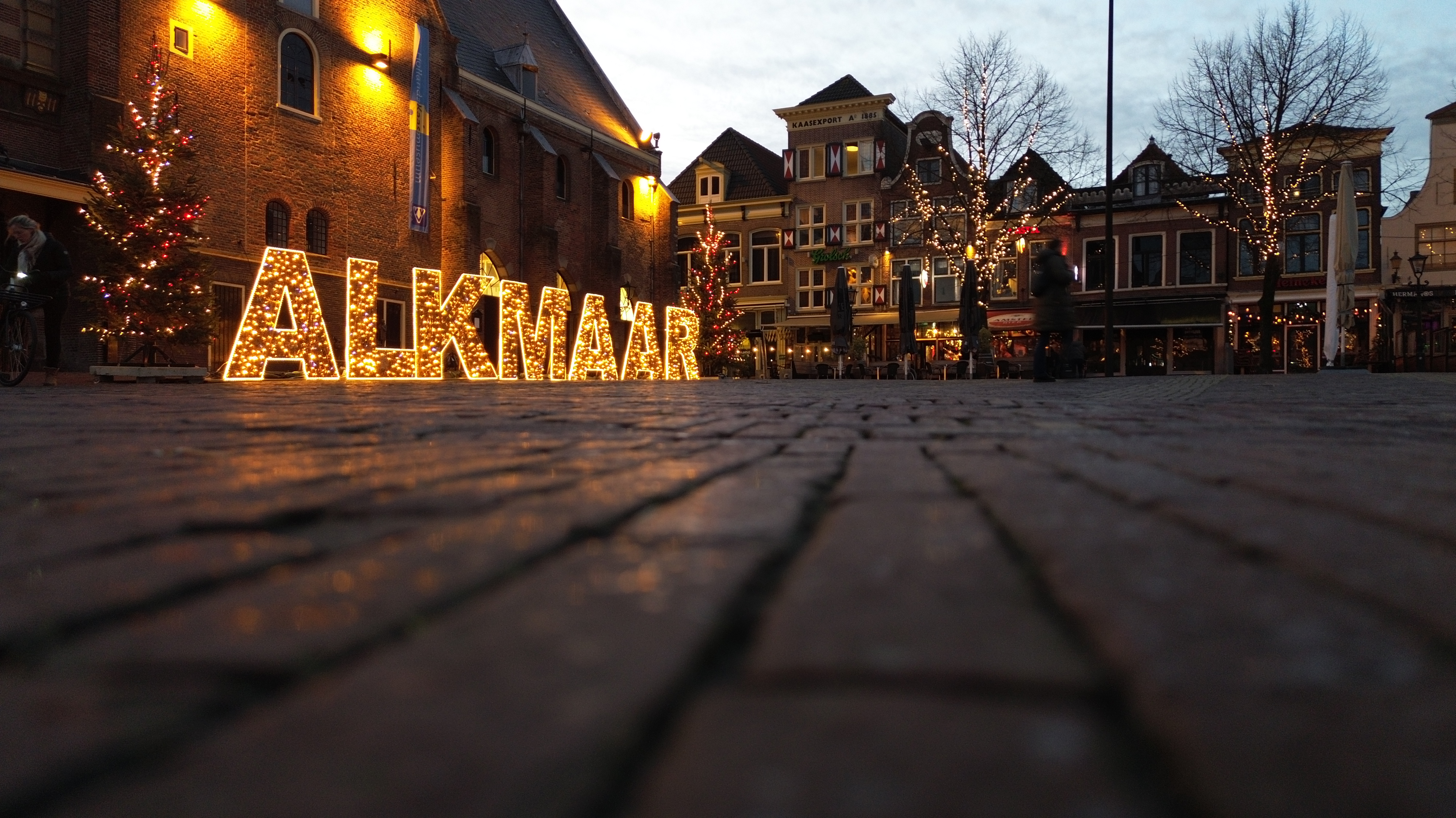 Stadsbeeld bij Alkmaar met avondlicht en verlichte letters